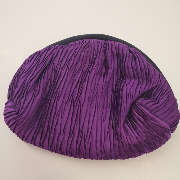 Mini Clutch Shaped Like an  oversized coin purse - Picture 3 of 8